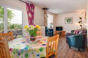 O zonă de relaxare la Courtyard Cottages Granary Cottage