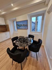 a dining room with a table and chairs at Appartement en vieille ville in Annecy