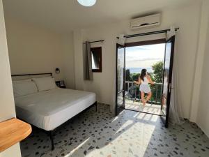 Postel nebo postele na pokoji v ubytování Yalla Chorefto - Hotel & Fun
