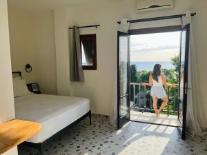 Postel nebo postele na pokoji v ubytování Yalla Chorefto - Hotel & Fun
