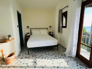 Postel nebo postele na pokoji v ubytování Yalla Chorefto - Hotel & Fun