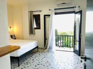 Postel nebo postele na pokoji v ubytování Yalla Chorefto - Hotel & Fun