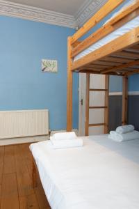 Suite 1 - Cosy Room Close to MCR City Centre في مانشستر: سريرين في غرفة بجدران زرقاء