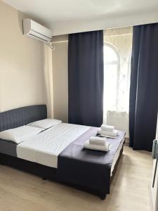1 dormitorio con 1 cama con toallas en GLR OTEL, en Balıkesir