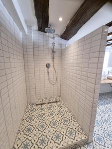 a bathroom with a shower with tiled walls at Ferienwohnung Heppenheim an der Bergstraße WHG 1 in Heppenheim an der Bergstrasse