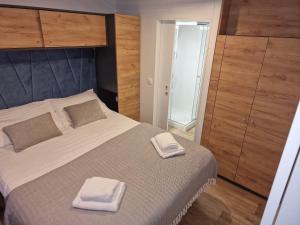 1 dormitorio con 1 cama con 2 toallas en Olive Mobile Home, Terra Park SpiritoS, en Kolan