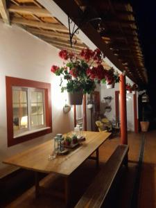 Quinta da Maínha - Charming Houses في براغا: طاولة غرفة الطعام مع نبات خزاف عليها