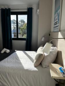 Кровать или кровати в номере Hotel Cote et Lac