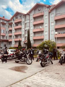 Front Beach Exclusive Apartments في ستروغا: مجموعة من الدراجات النارية متوقفة أمام المبنى
