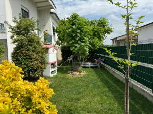 een kleine tuin met bomen en een hek bij B&B da Fiore in Castel Bolognese