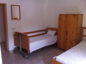 a bedroom with two twin beds and a cabinet at DeltaS Appartmani in Banjol