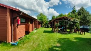 WrzosowoDomki Wrzosowo的小屋旁边的院子里有一张野餐桌