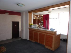 GlamočHotel Split的酒店房间里的酒吧，配有红色窗帘