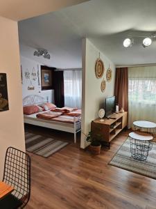 1 dormitorio con 1 cama, mesa y sillas en Apartments Magaza, en Sarajevo