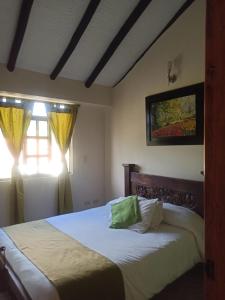 a bedroom with two beds and a window at Casa Hotel Descanso Real in Paipa