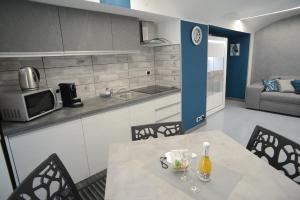 Kuchyň nebo kuchyňský kout v ubytování Appartamento Centro-DreamingTO 3