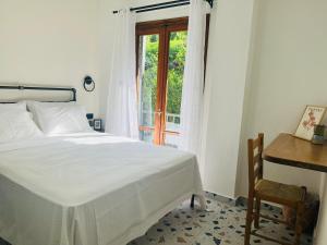 Postel nebo postele na pokoji v ubytování Yalla Chorefto - Hotel & Fun