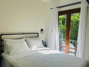 Postel nebo postele na pokoji v ubytování Yalla Chorefto - Hotel & Fun
