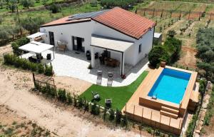 eine Luftansicht eines Hauses mit Pool in der Unterkunft Villa Marica in Partinico