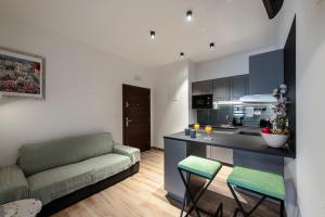 Кухня или мини-кухня в Tin Apartment
