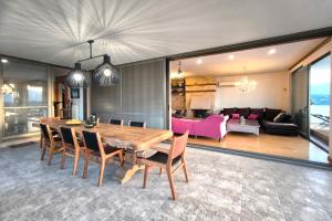 Kuchyň nebo kuchyňský kout v ubytování Villa Mirtylla luxury retreat w Pool, BBQ and Gym