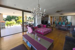 Posezení v ubytování Villa Mirtylla luxury retreat w Pool, BBQ and Gym + 80 fotografií