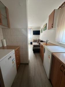 eine Küche mit einem Wohnzimmer mit einem Sofa in der Unterkunft Kuca za odmor Mare in Sveti Martin na Muri