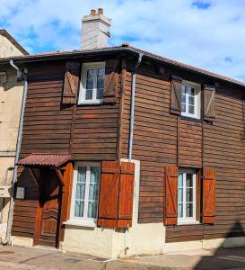 Casa de madera antigua con puertas y ventanas de madera en Charming House:Comfort, Queen size bed, Work Area, en Saint-Dizier