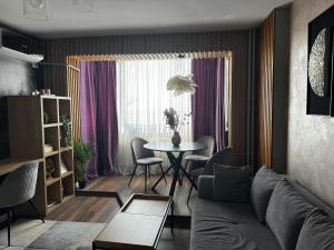 sala de estar con sofá y mesa en Lovely 2 Rooms apartment in the CENTER of the city, en Bucarest