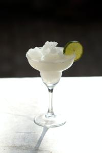eine Margarita in einem Glas mit Kalk in der Unterkunft Casa Flores Casitas in Todos Santos