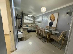 a living room with a table and a couch at Casa en Santiago por el Homs in Santiago de los Caballeros