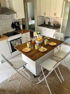 Köök või kööginurk majutusasutuses Stuga Sannerud Tived
