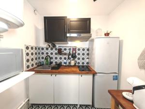 Η κουζίνα ή μικρή κουζίνα στο Cozy flat - Metro 13-14