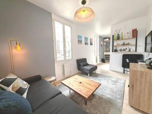 Χώρος καθιστικού στο Cozy flat - Metro 13-14