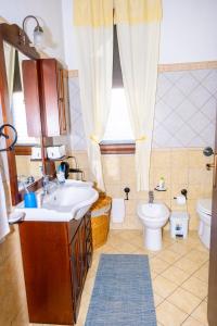 baño con lavabo y aseo y ventana en Al Manzil en Locogrande