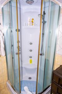 y baño con ducha y mampara de cristal. en Al Manzil en Locogrande