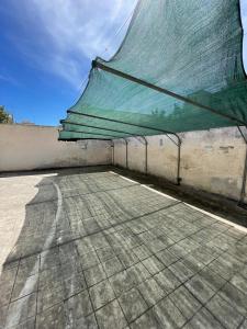 uma rede verde na lateral de um edifício em Maison Patricia em Lecce