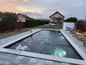 una piscina in un cortile con una casa di Ella a Velika
