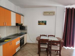 una pequeña cocina con mesa y sillas. en Comfy Beachfront Apartment - 50m from the Sea, en Golem