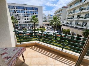 un balcón con vistas a un aparcamiento en Comfy Beachfront Apartment - 50m from the Sea, en Golem