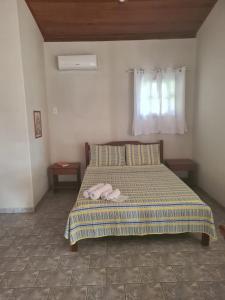 - une chambre avec un lit et 2 serviettes dans l'établissement HOTEL FAZENDA BOLANDEIRA, à Conde