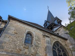 Una vieja iglesia con un campanario encima. en Charming House:Comfort, Queen size bed, Work Area, en Saint-Dizier