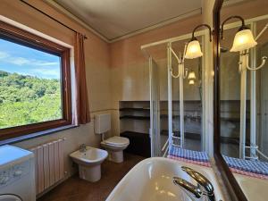 Koupelna v ubytování La casa rossa nel Monferrato a Moncucco Torinese + 51 fotografií