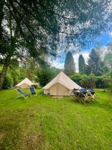 布永的住宿－Lodg'ing Nature Camp Ardennes NEW 2024，一群帐篷在田野里,配有椅子