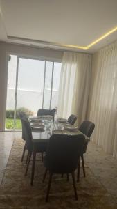 丹吉尔Tanger jbel kber的一间有桌椅和大窗户的餐厅 更多6张照片