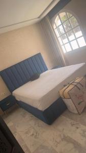 丹吉尔Tanger jbel kber的有窗户的房间里有一张大床