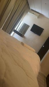 丹吉尔Tanger jbel kber的一张位于带窗户的房间的床