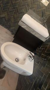 丹吉尔Tanger jbel kber的浴室内的一个白色水槽,配有毛巾