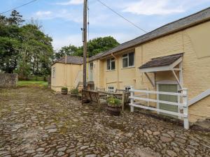 een huis met een bank en een tafel ervoor bij The Cottage in Holywell