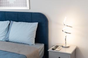 En eller flere senge i et værelse på Colorful city apartment